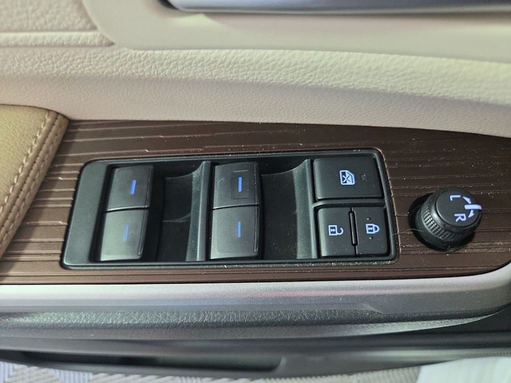 Thumbnail: 2022 Toyota Sienna - 23