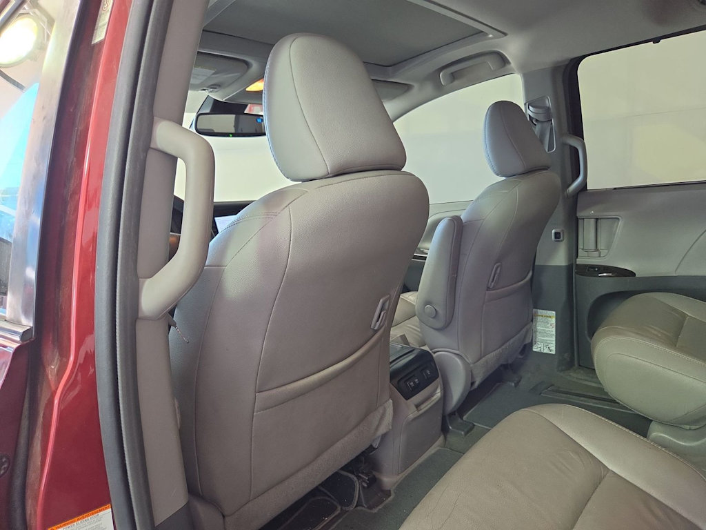 Thumbnail: 2018 Toyota Sienna - 13