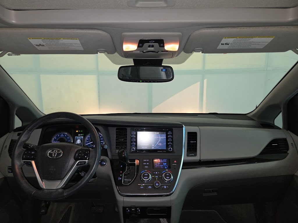 Thumbnail: 2018 Toyota Sienna - 10