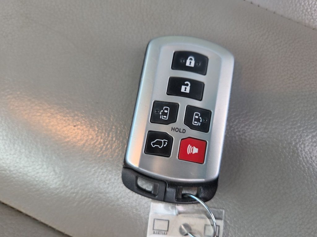 Thumbnail: 2018 Toyota Sienna - 17