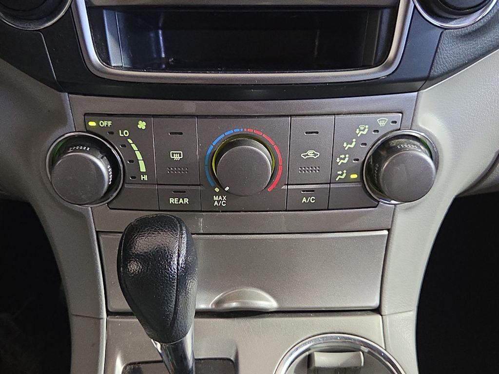 Thumbnail: 2013 Toyota Highlander - 25