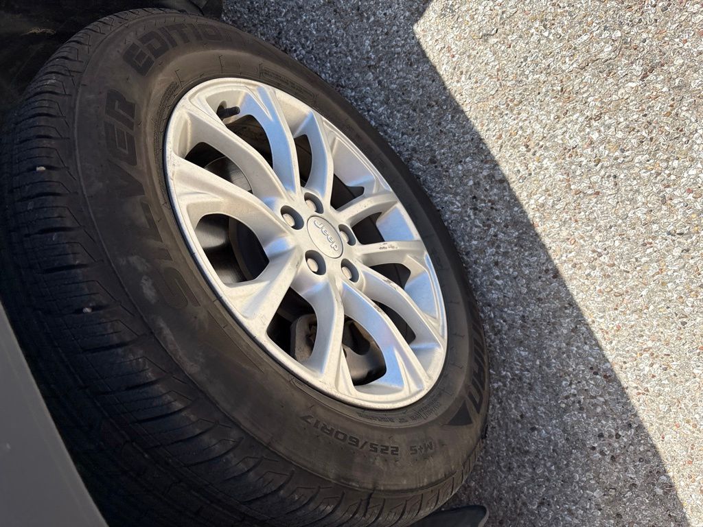Thumbnail: 2019 Jeep Cherokee - 3