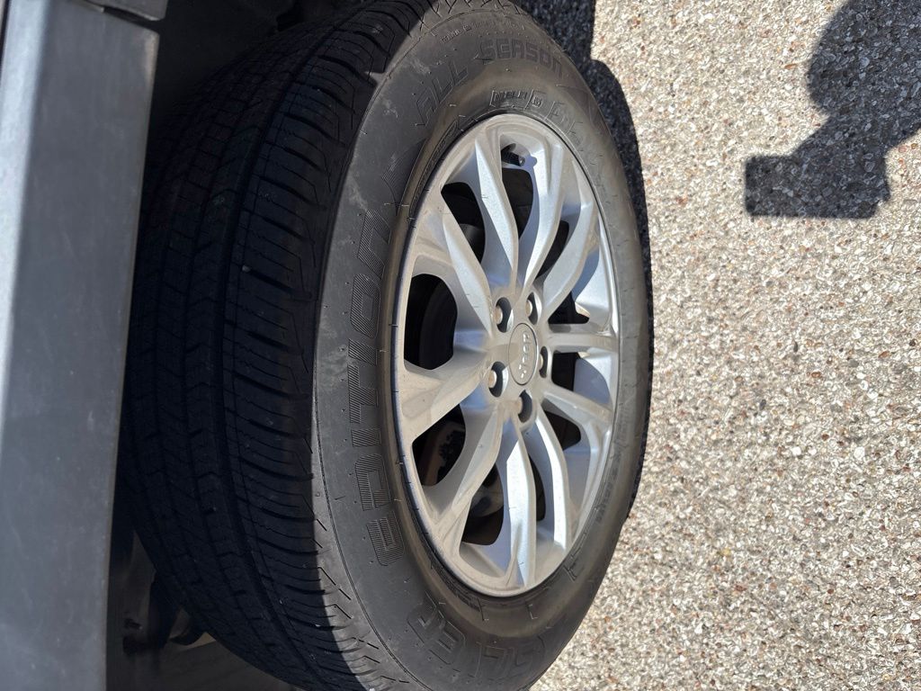 Thumbnail: 2019 Jeep Cherokee - 8