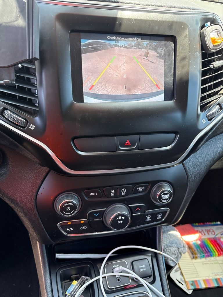Thumbnail: 2019 Jeep Cherokee - 11