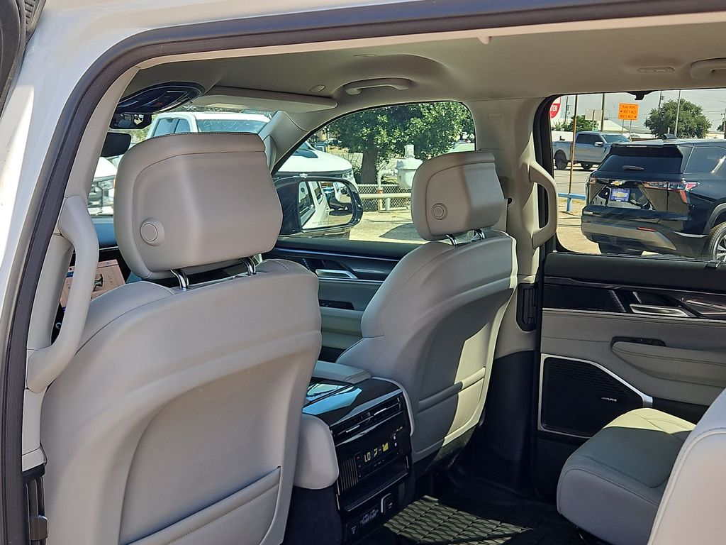 Thumbnail: 2024 Jeep Wagoneer - 11