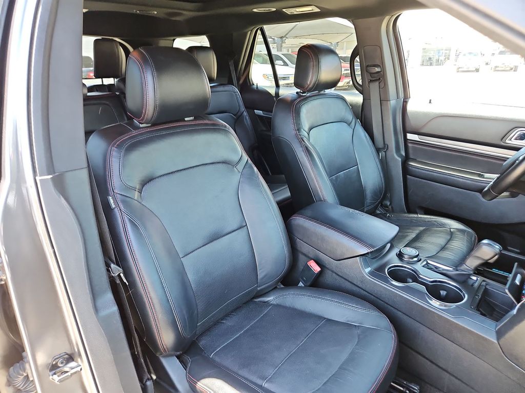 Thumbnail: 2016 Ford Explorer - 9