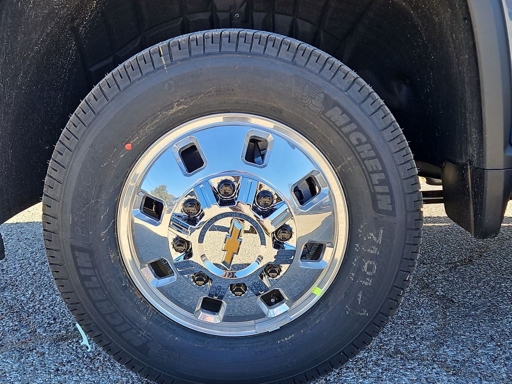 Thumbnail: 2026 Chevrolet Silverado 3500 - 8