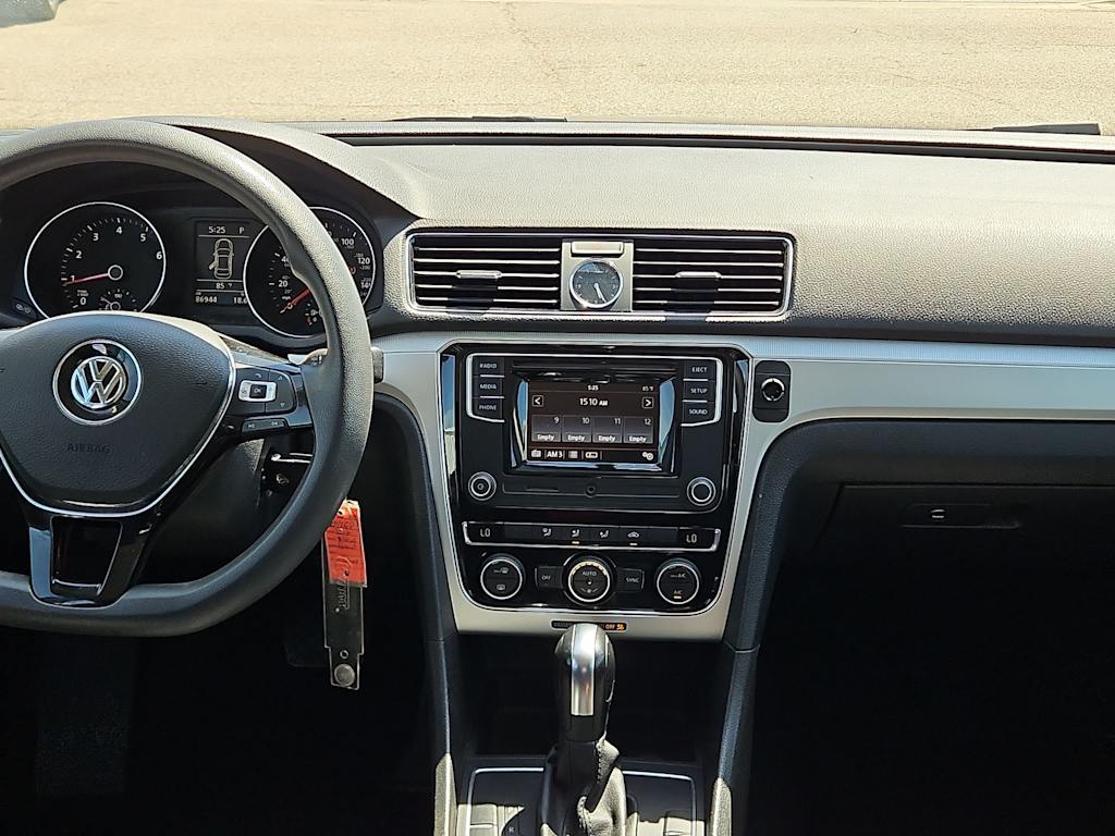 Thumbnail: 2017 Volkswagen Passat - 9