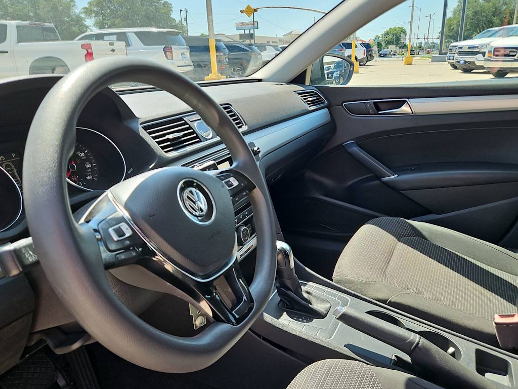 Thumbnail: 2017 Volkswagen Passat - 2