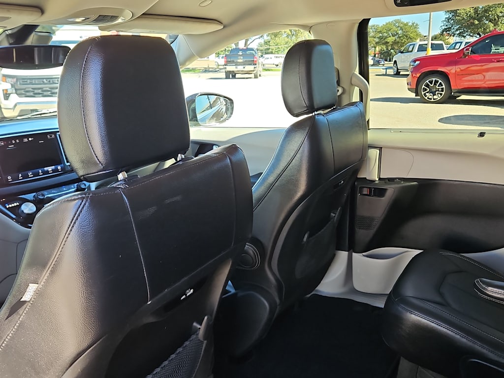 Thumbnail: 2022 Chrysler Pacifica - 25