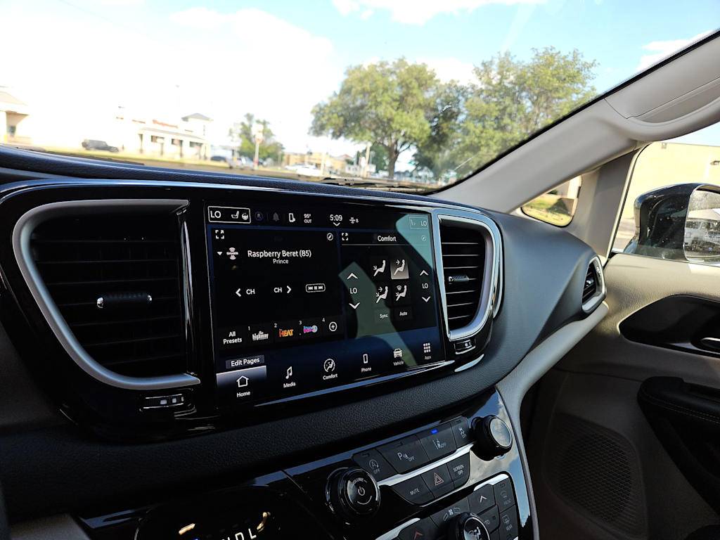 Thumbnail: 2024 Chrysler Pacifica - 25