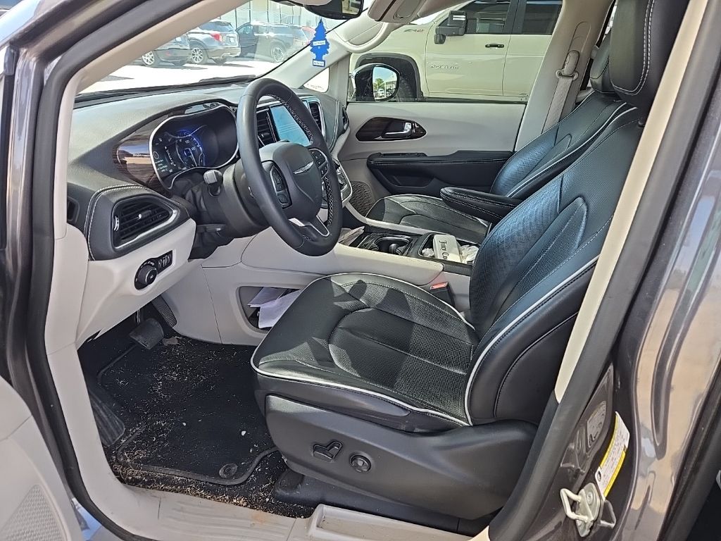 Thumbnail: 2023 Chrysler Pacifica - 4