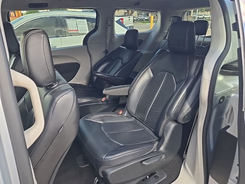 Thumbnail: 2023 Chrysler Pacifica - 5