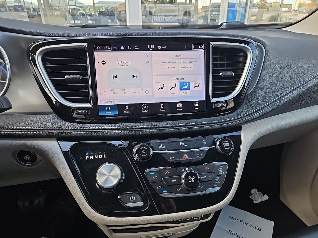 Thumbnail: 2023 Chrysler Pacifica - 6