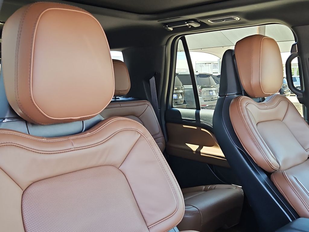 Thumbnail: 2024 Lincoln Navigator L - 22