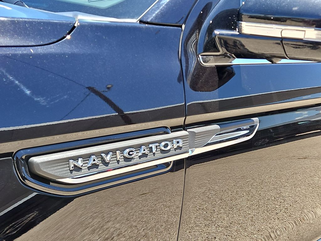Thumbnail: 2024 Lincoln Navigator L - 7