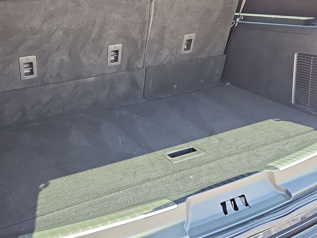 Thumbnail: 2024 Lincoln Navigator L - 25