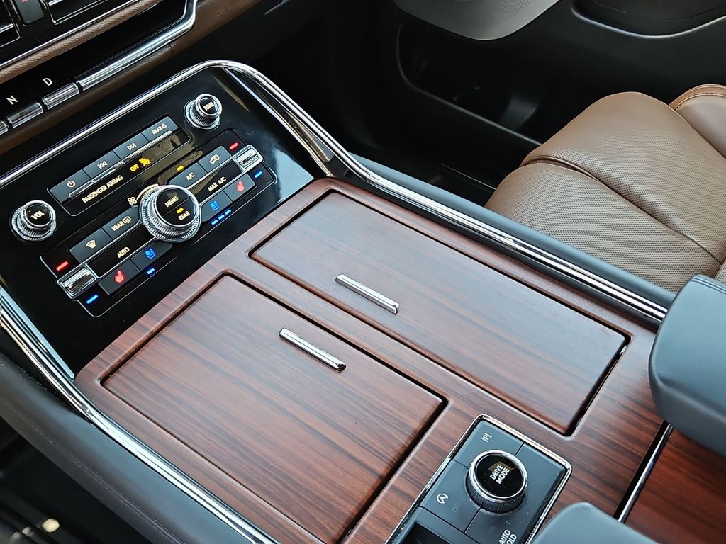 Thumbnail: 2024 Lincoln Navigator L - 14
