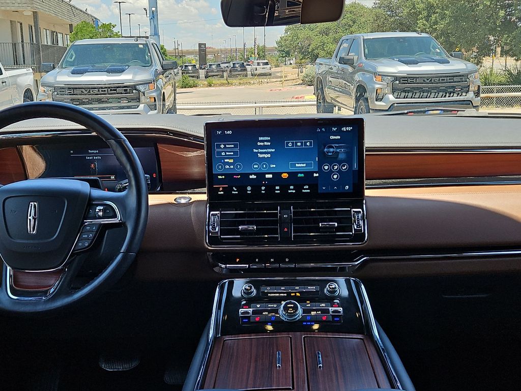 Thumbnail: 2024 Lincoln Navigator L - 9