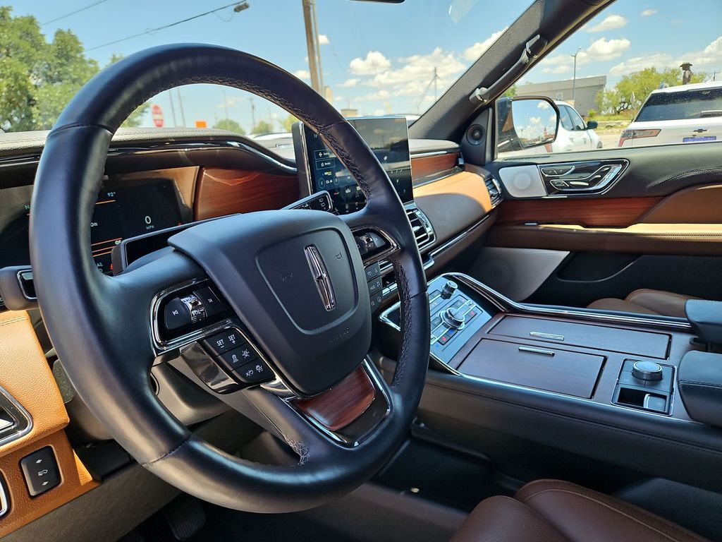 Thumbnail: 2024 Lincoln Navigator L - 2