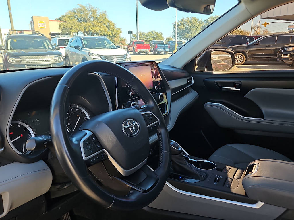 Thumbnail: 2022 Toyota Highlander - 2