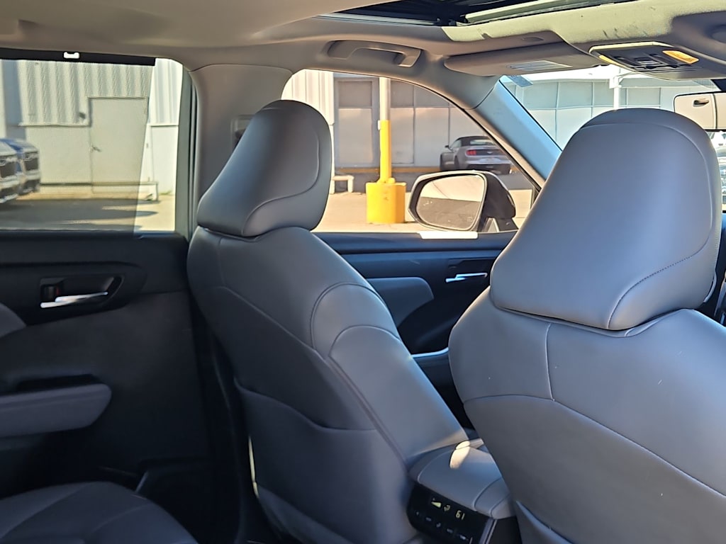 Thumbnail: 2022 Toyota Highlander - 10