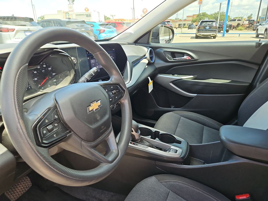 Thumbnail: 2024 Chevrolet Trax - 2