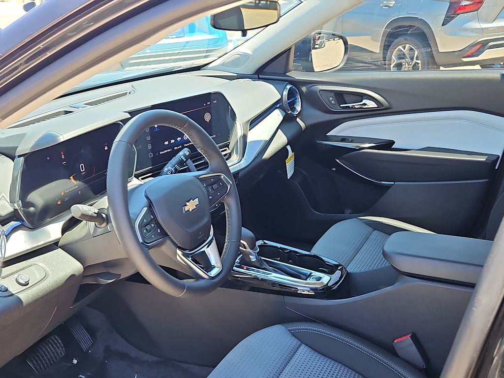Thumbnail: 2025 Chevrolet Trax - 2
