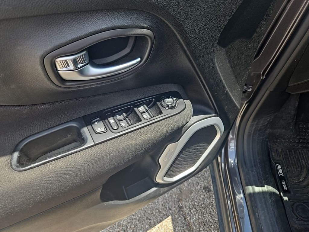 Thumbnail: 2021 Jeep Renegade - 11