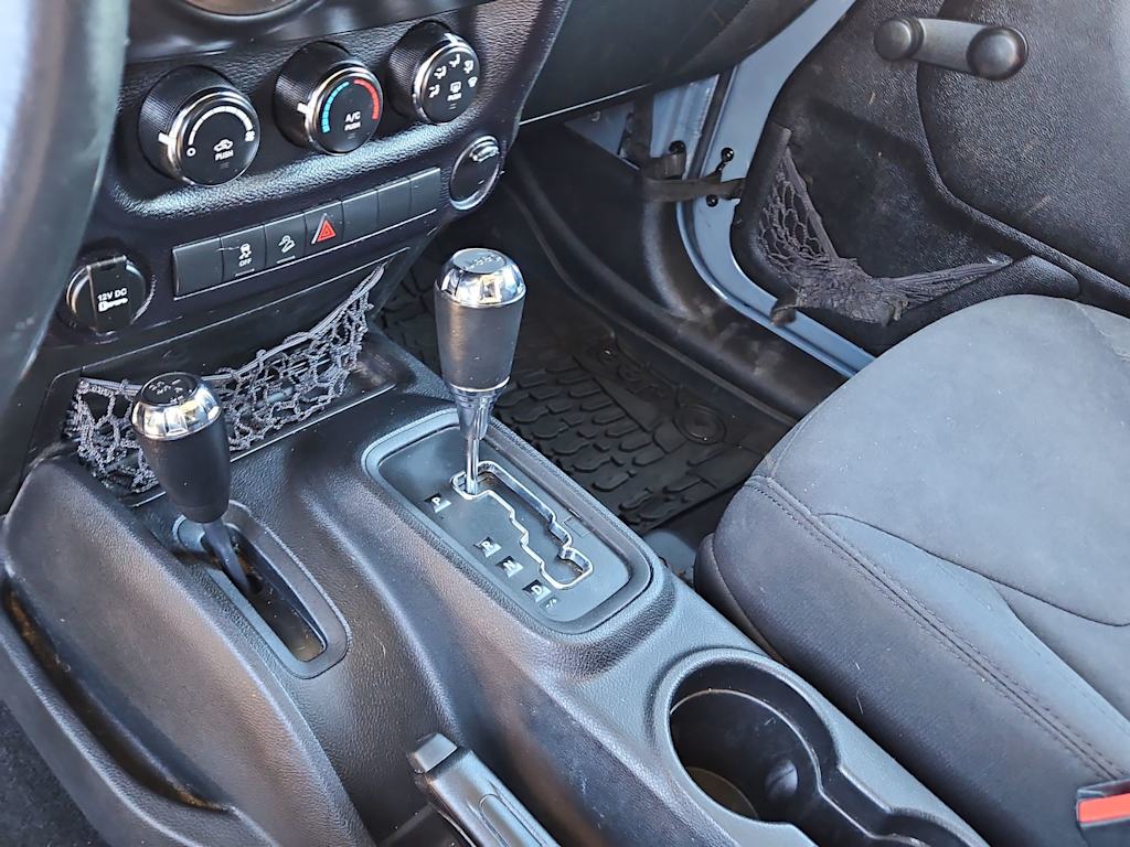 Thumbnail: 2015 Jeep Wrangler - 14