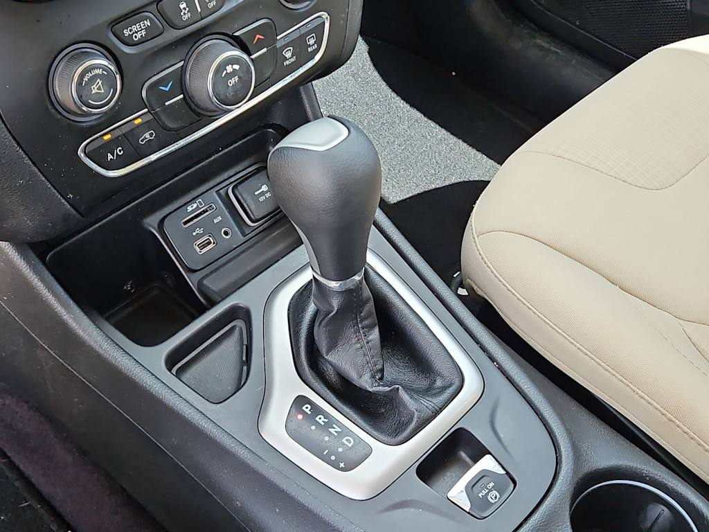 Thumbnail: 2017 Jeep Cherokee - 12