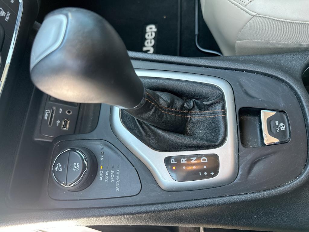 Thumbnail: 2018 Jeep Cherokee - 14