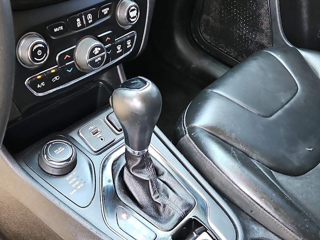 Thumbnail: 2020 Jeep Cherokee - 12