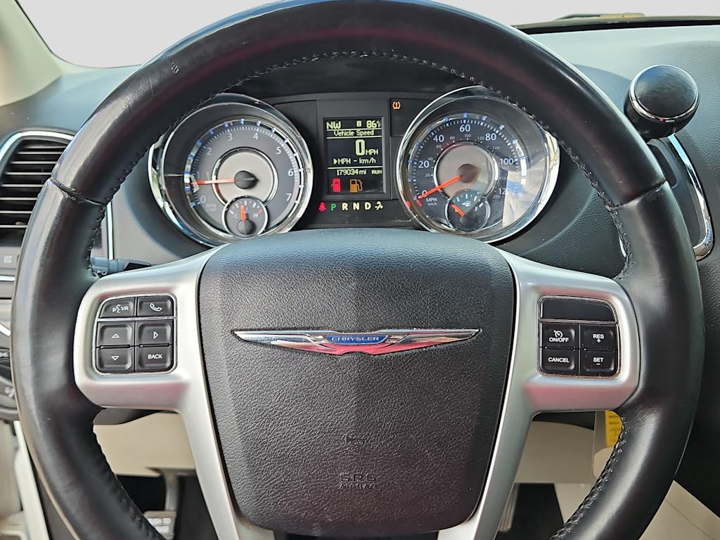 Thumbnail: 2016 Chrysler Town & Country - 21