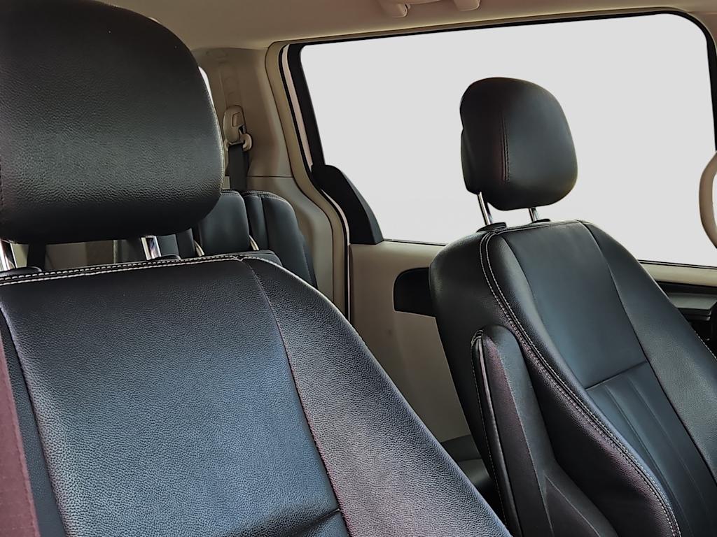 Thumbnail: 2016 Chrysler Town & Country - 10