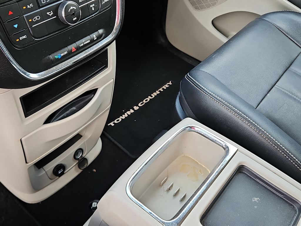 Thumbnail: 2016 Chrysler Town & Country - 12