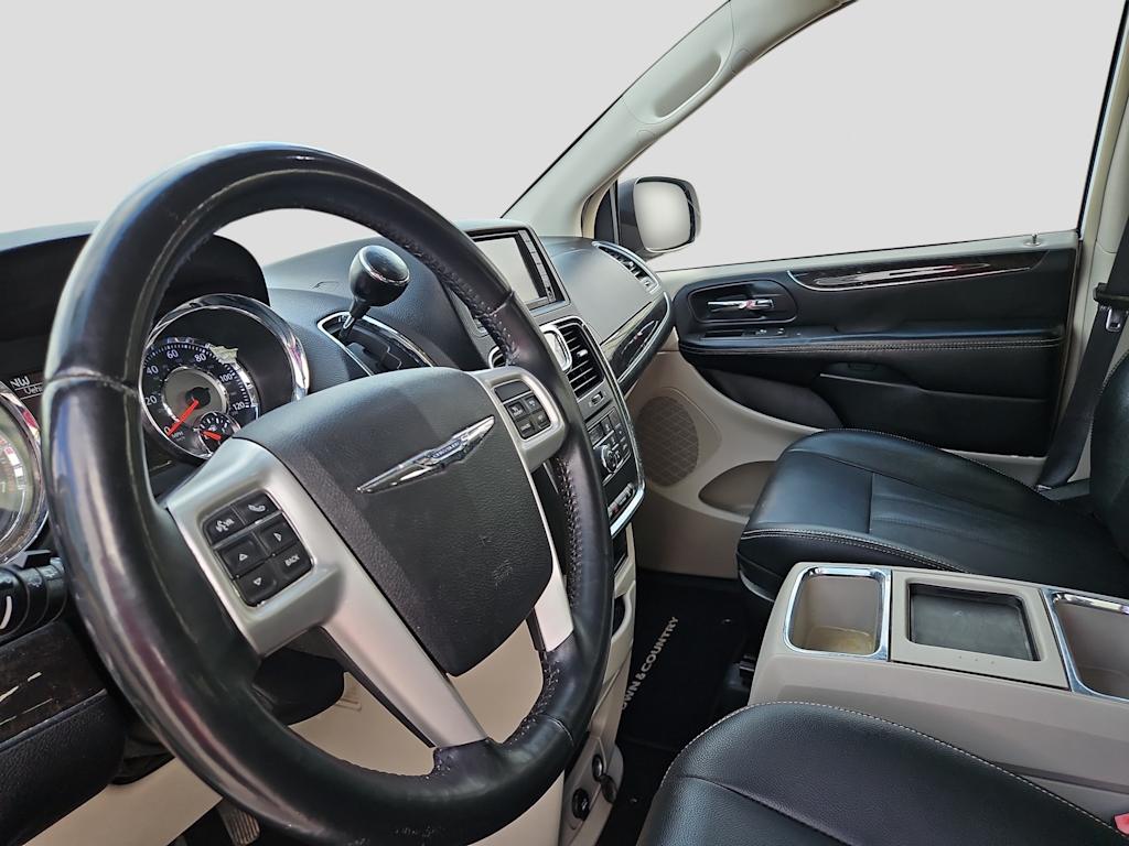 Thumbnail: 2016 Chrysler Town & Country - 2