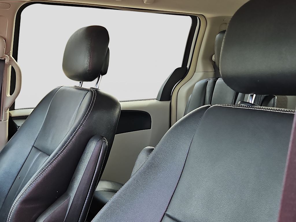 Thumbnail: 2016 Chrysler Town & Country - 9