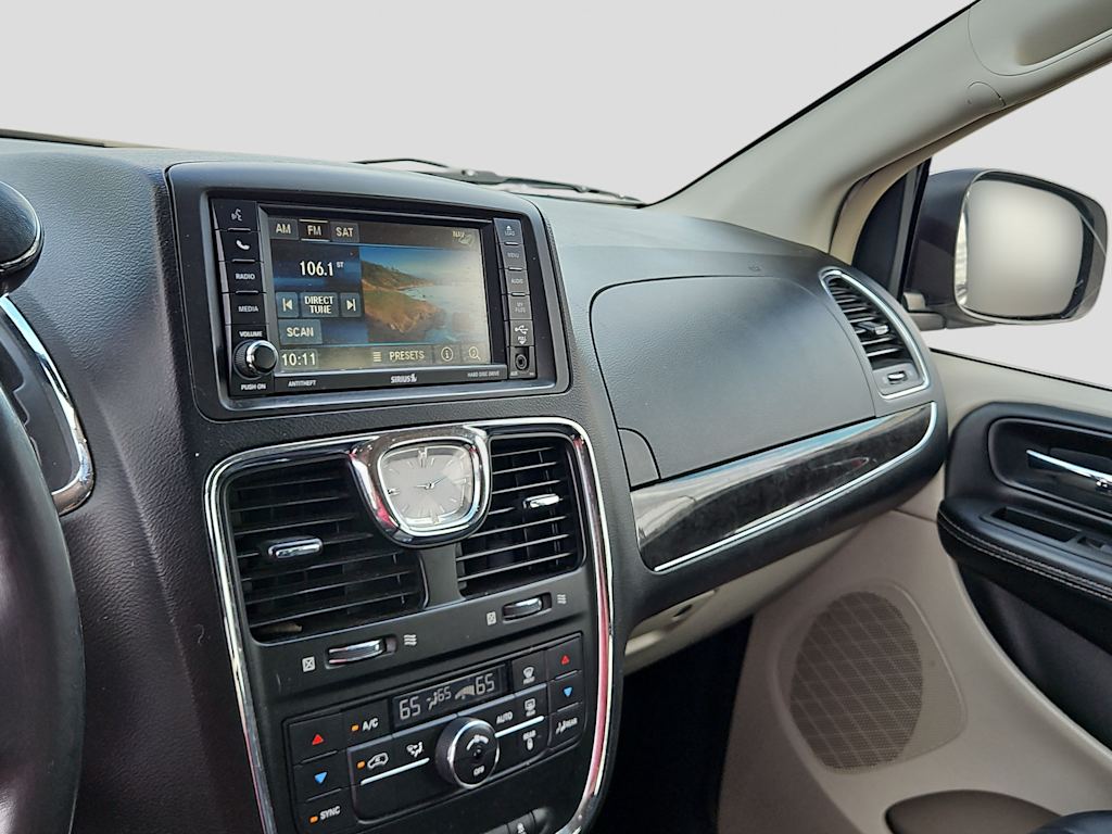 Thumbnail: 2016 Chrysler Town & Country - 24