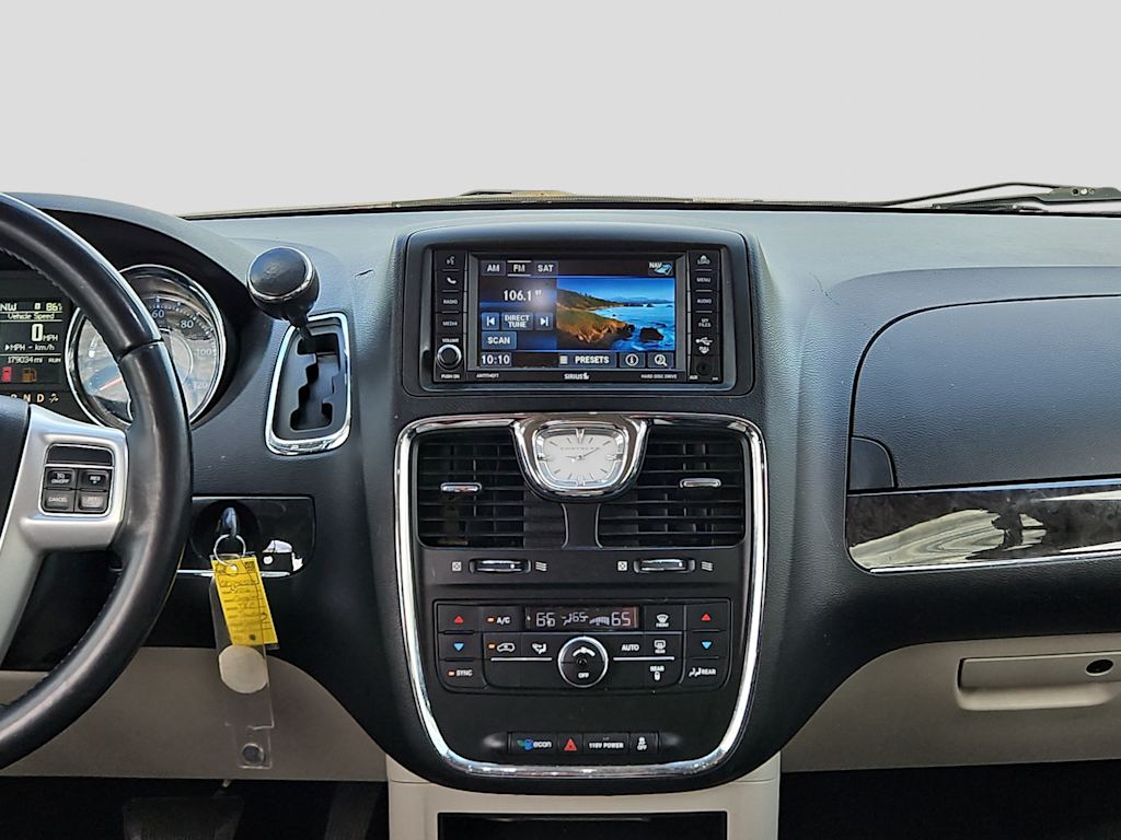 Thumbnail: 2016 Chrysler Town & Country - 11