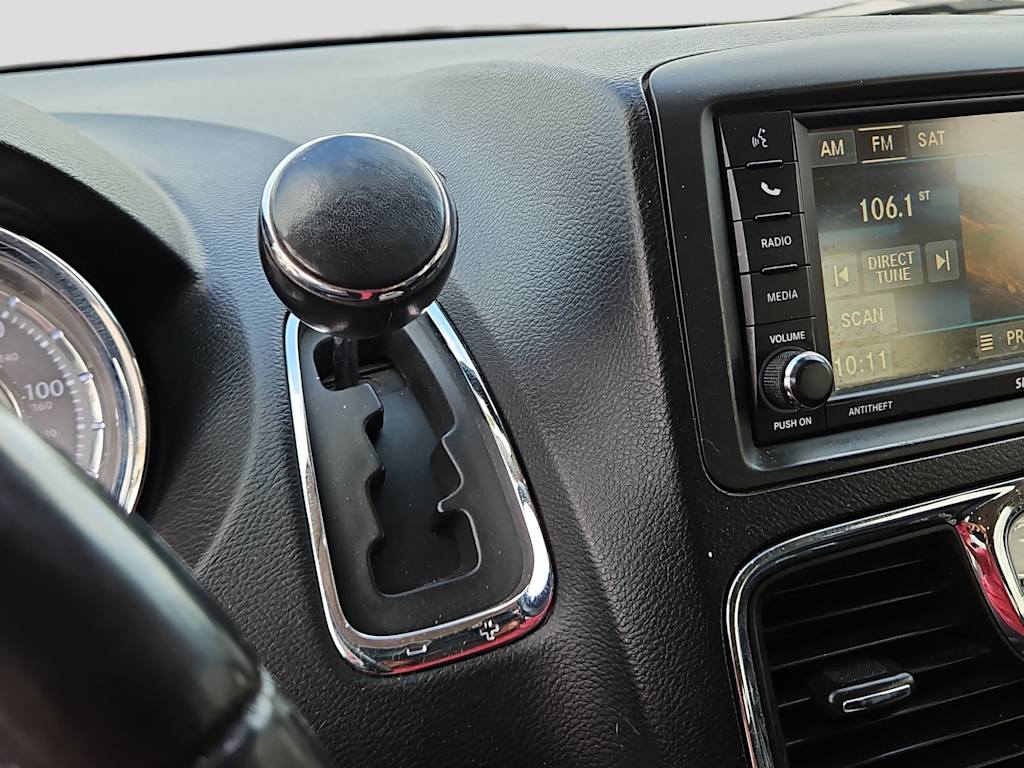 Thumbnail: 2016 Chrysler Town & Country - 22