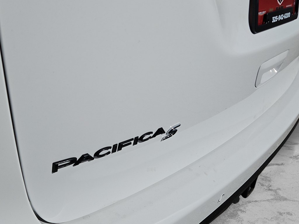 Thumbnail: 2026 Chrysler Pacifica - 7