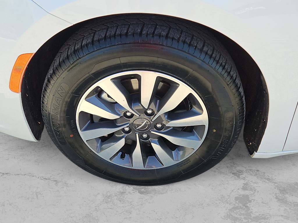 Thumbnail: 2023 Chrysler Pacifica - 8