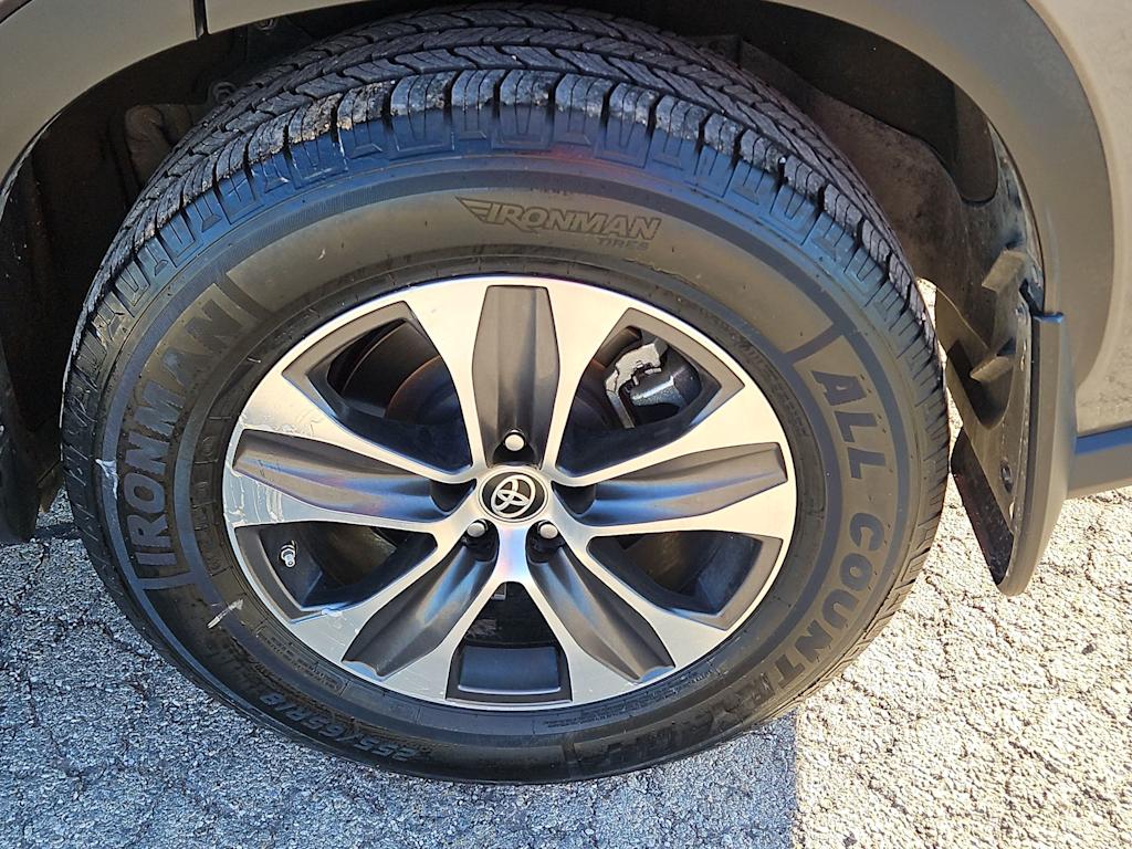 Thumbnail: 2022 Toyota Highlander - 8