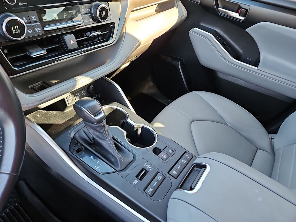 Thumbnail: 2022 Toyota Highlander - 15