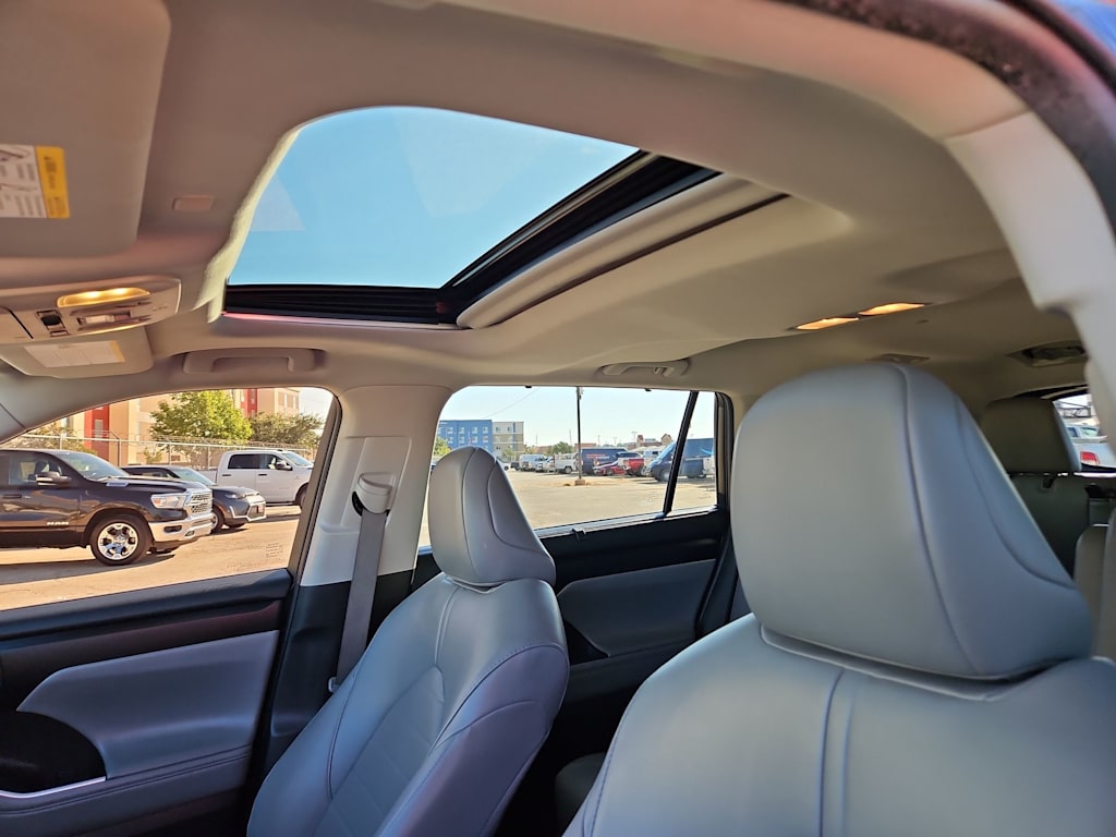 Thumbnail: 2022 Toyota Highlander - 28