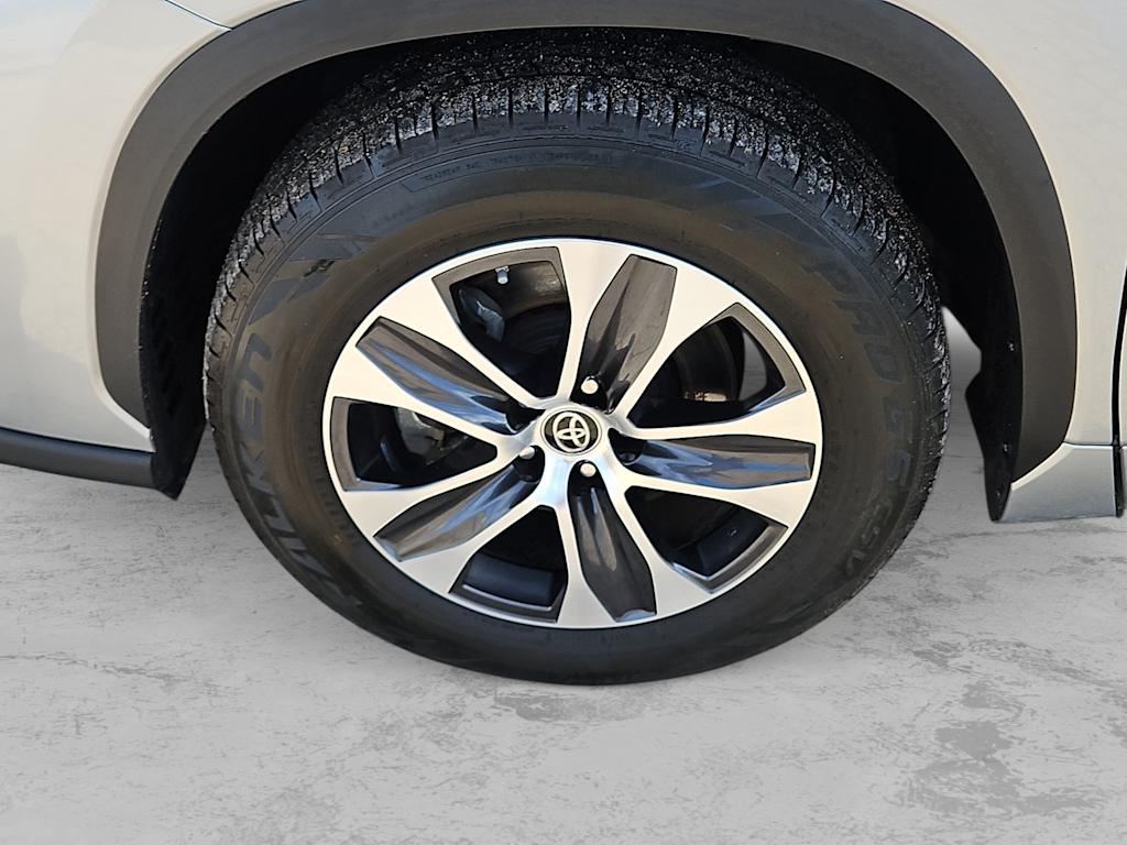 Thumbnail: 2023 Toyota Highlander - 9