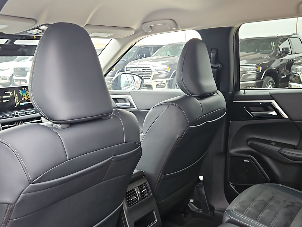 Thumbnail: 2025 Mitsubishi Outlander - 11