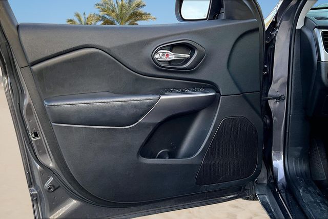 Thumbnail: 2019 Jeep Cherokee - 18