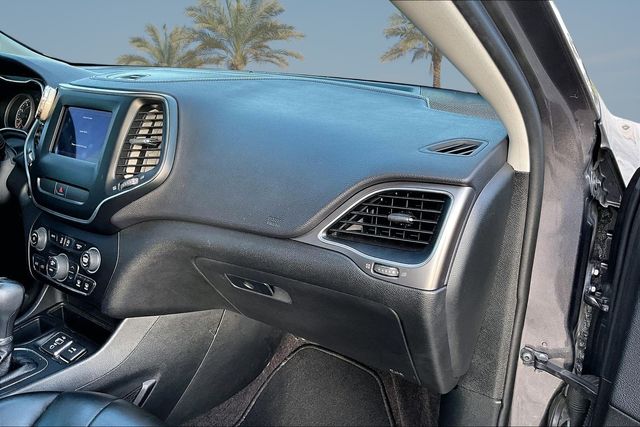 Thumbnail: 2019 Jeep Cherokee - 17